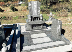 影彫りの桜が印象的なデザイン墓石