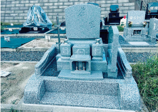 お寺さんに書いていただいた文字を彫ったお墓